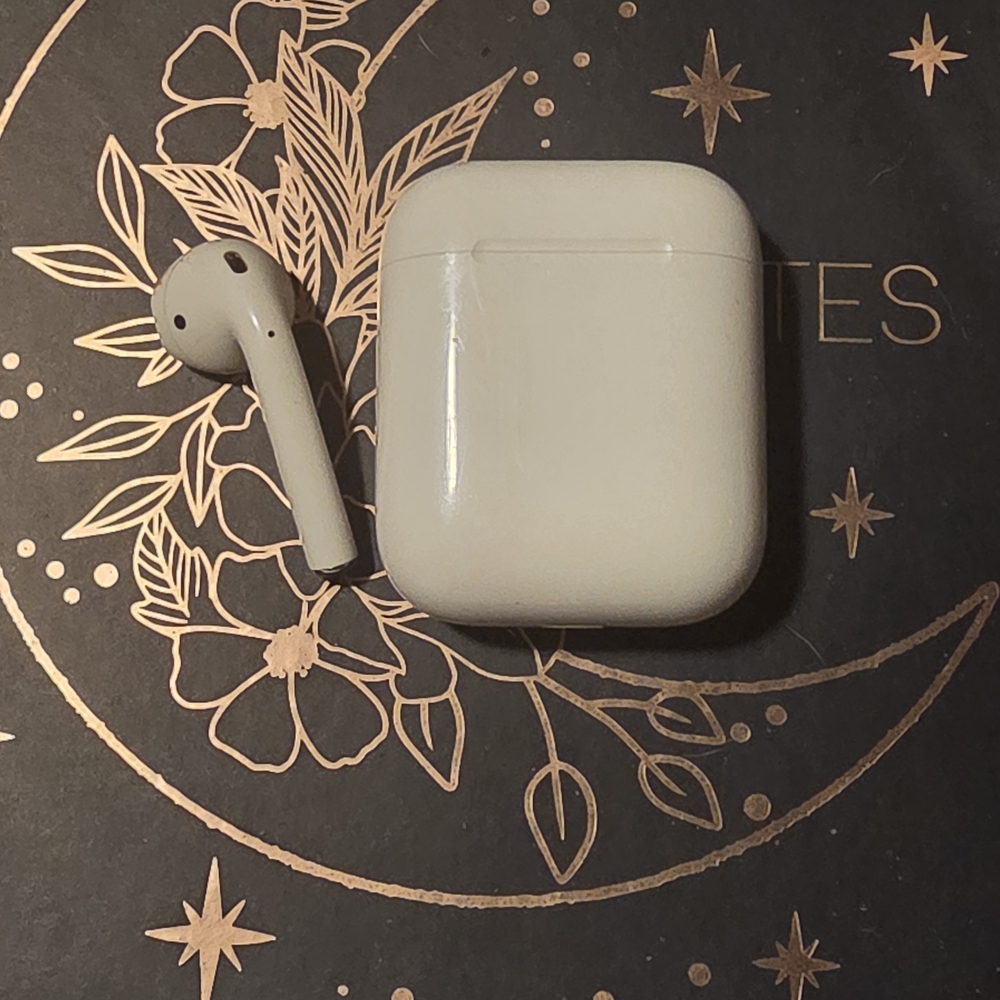 Apple Wireless Earbud with Charging Case - White